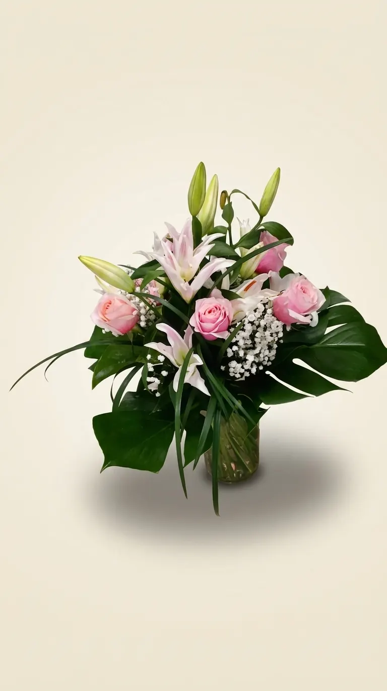 Bouquet di rose rosa e gigli bianchi in vaso di vetro