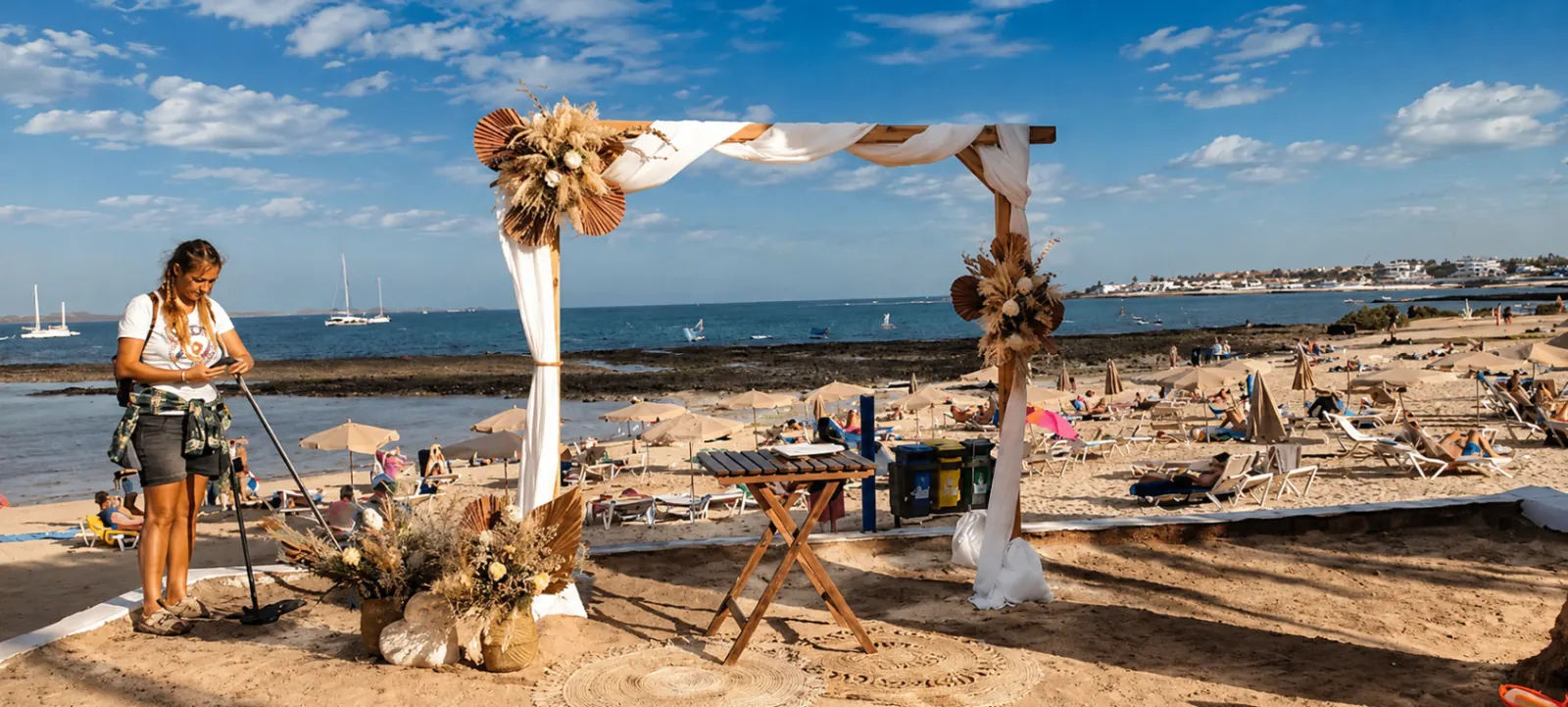 Cerimonia intima all'aperto con arco di fiori bianchi